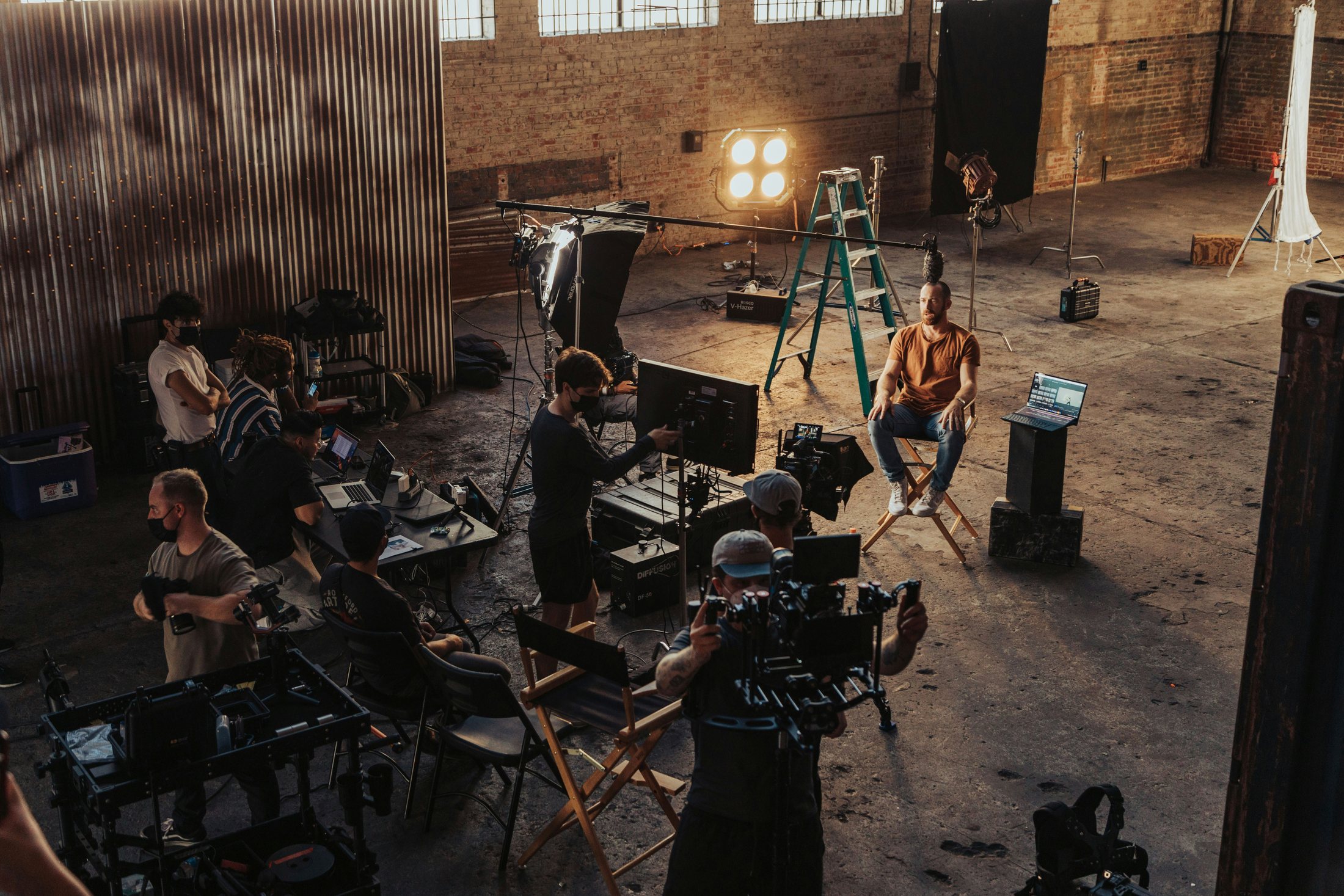 Equipo de producción audiovisual en set de filmación